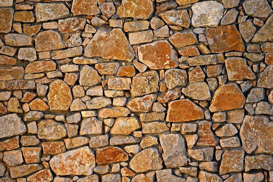 zeď z kamenů